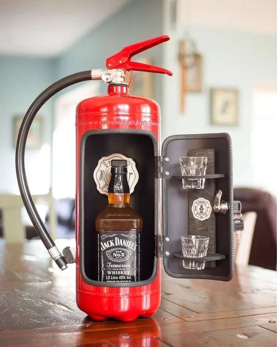 Stilvolle Mini-Bar im Feuerlöscher-Design – Getränkesafe