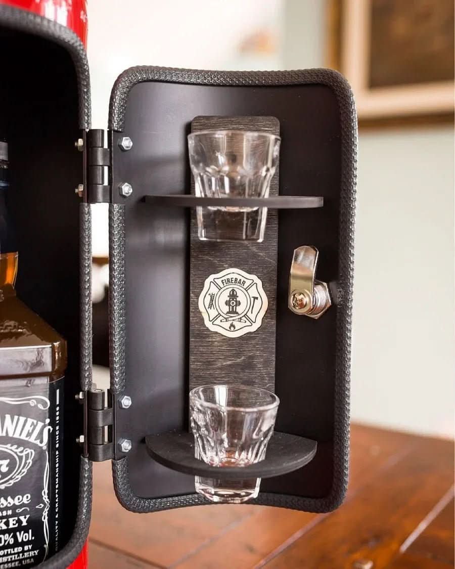 Stilvolle Mini-Bar im Feuerlöscher-Design – Getränkesafe