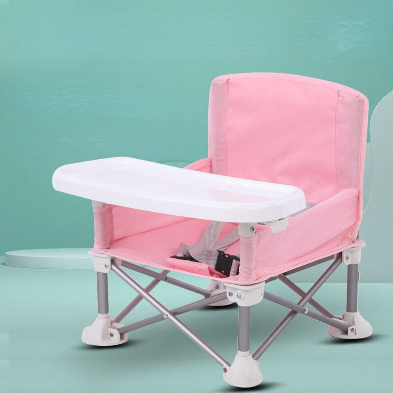 Bequemer Hochstuhl für Babys und Kleinkinder beim Camping