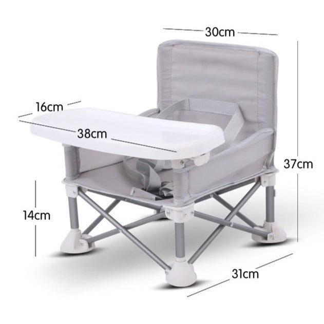 Bequemer Hochstuhl für Babys und Kleinkinder beim Camping
