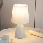 Elegante Tischlampe aus Keramik mit Falten-Schirm – Kompakte Nachttischlampe für Schlafzimmer oder Büro
