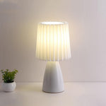 Elegante Tischlampe aus Keramik mit Falten-Schirm – Kompakte Nachttischlampe für Schlafzimmer oder Büro