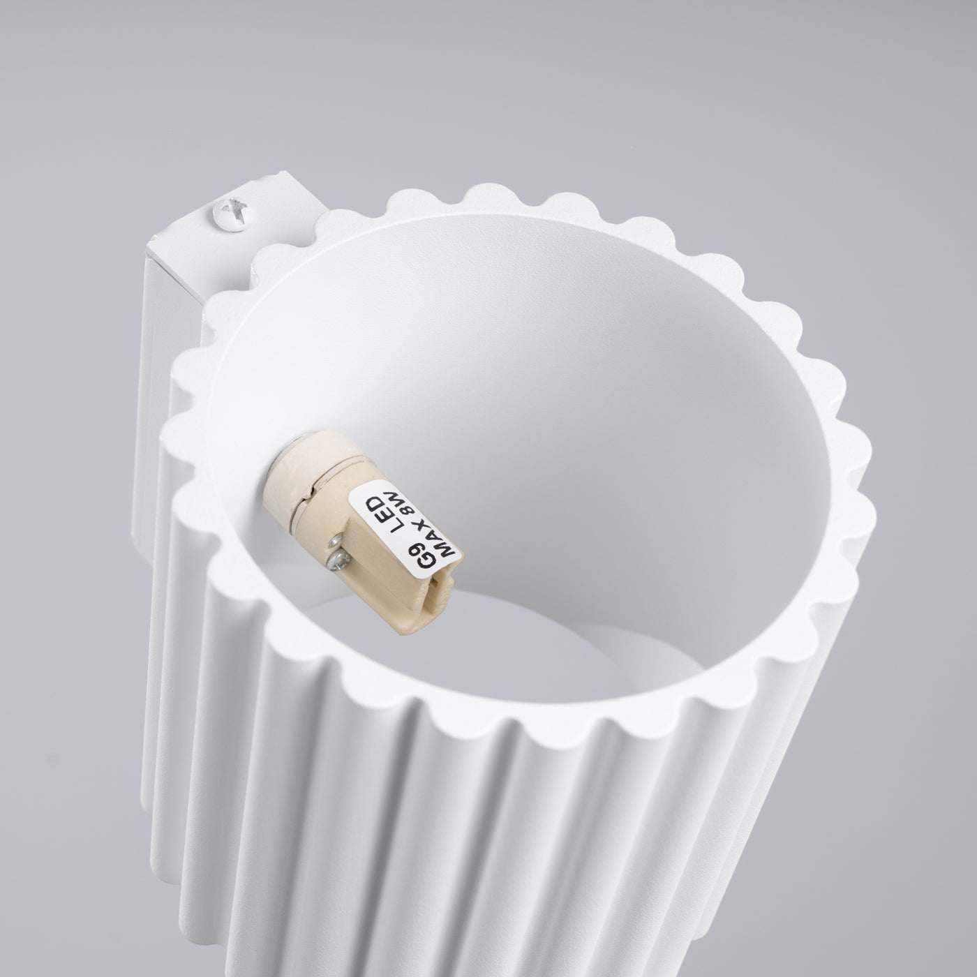 Elegante Wandlampe in Weiß mit Rillenstruktur – Stilvoller Lichtakzent