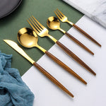 Elegantes Besteckset aus Gold und Holz – 5-teiliges Essgeschirr