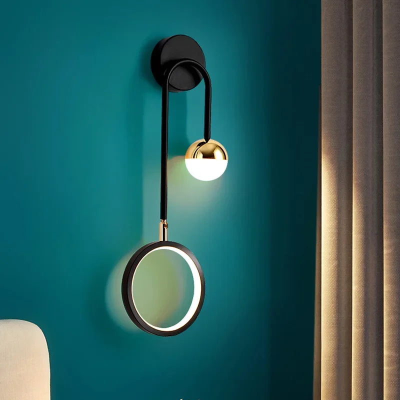 Elegante LED-Wandleuchte in Schwarz-Gold für stilvolle Räume