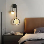 Elegante LED-Wandleuchte in Schwarz-Gold für stilvolle Räume