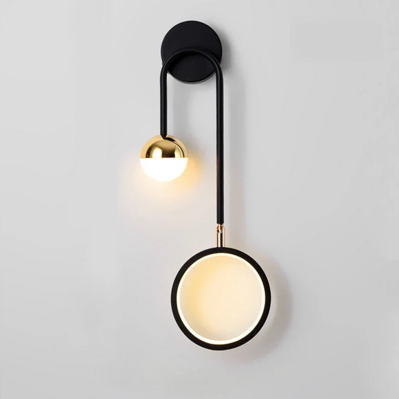 Elegante LED-Wandleuchte in Schwarz-Gold für stilvolle Räume