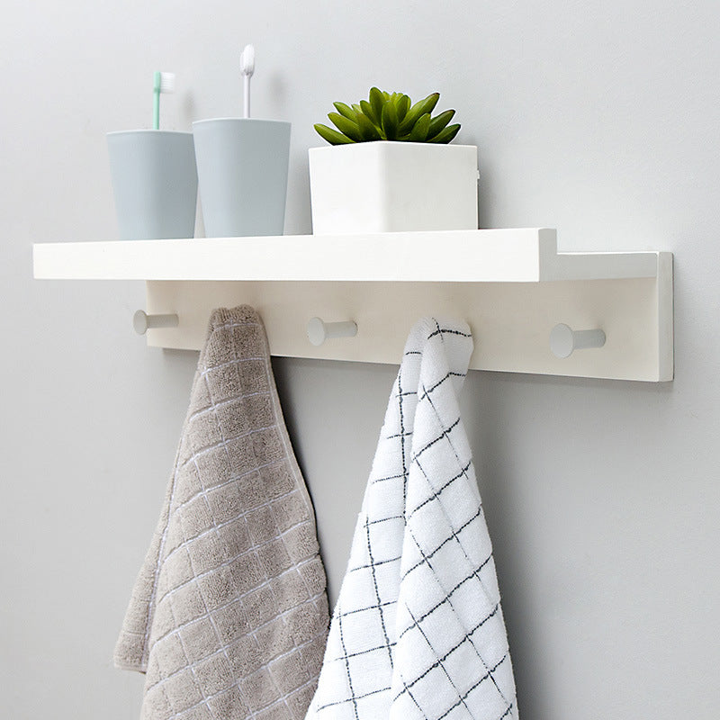 Elegantes Wandregal mit Haken für optimalen Stauraum
