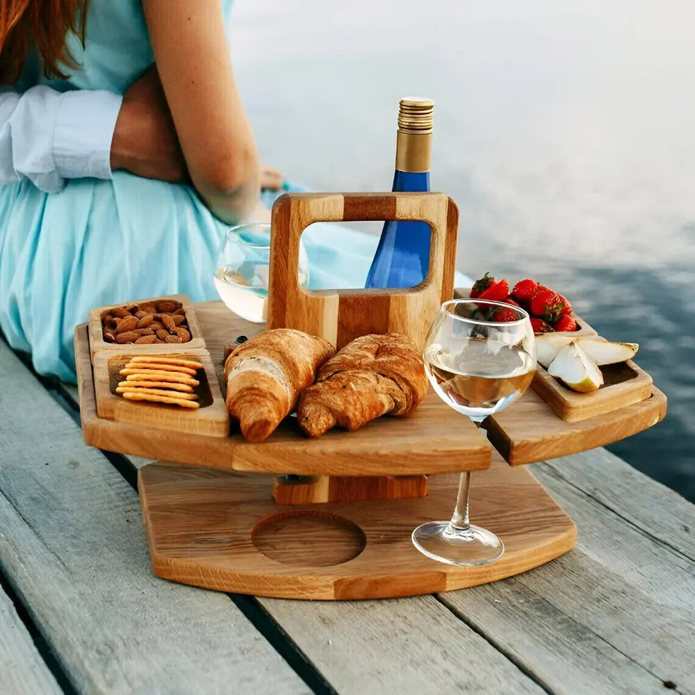Praktischer Picknicktisch mit Halterungen für Getränke und Snacks