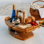 Praktischer Picknicktisch mit Halterungen für Getränke und Snacks