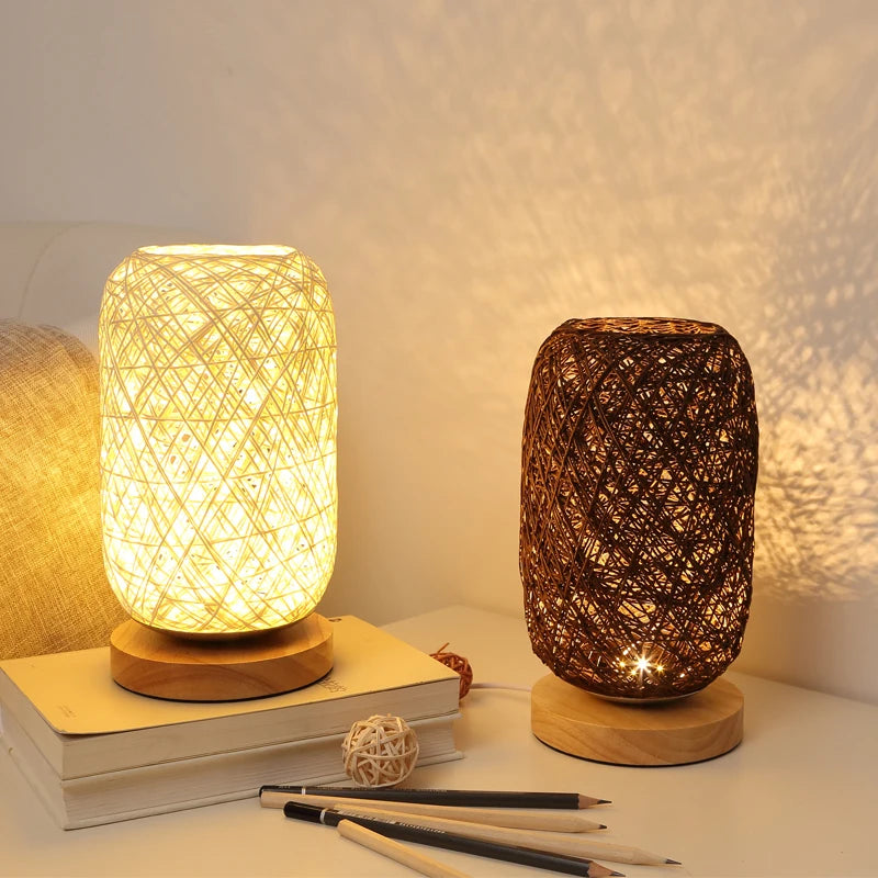 Natürliche Rattan Nachttischlampe mit Holzfuß – Handgefertigtes Design für gemütliche Räume