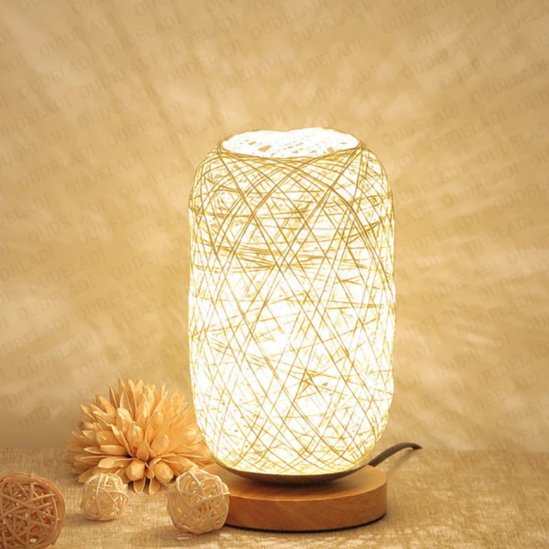 Natürliche Rattan Nachttischlampe mit Holzfuß – Handgefertigtes Design für gemütliche Räume