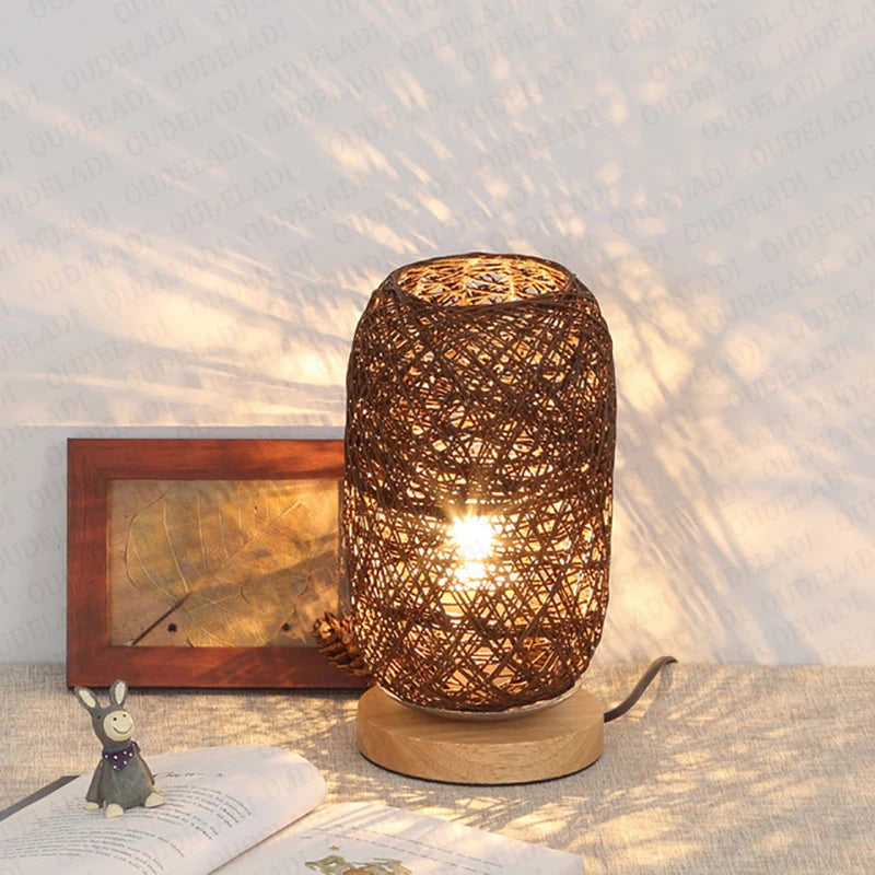 Natürliche Rattan Nachttischlampe mit Holzfuß – Handgefertigtes Design für gemütliche Räume