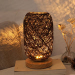 Natürliche Rattan Nachttischlampe mit Holzfuß – Handgefertigtes Design für gemütliche Räume