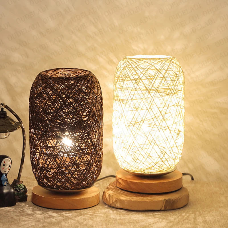 Natürliche Rattan Nachttischlampe mit Holzfuß – Handgefertigtes Design für gemütliche Räume