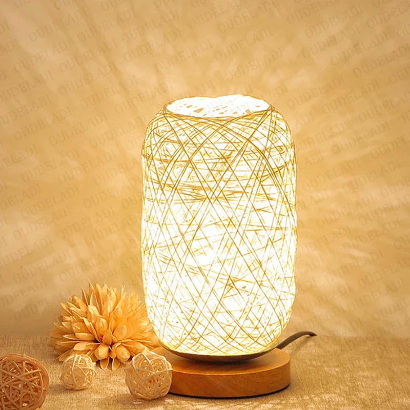 Natürliche Rattan Nachttischlampe mit Holzfuß – Handgefertigtes Design für gemütliche Räume