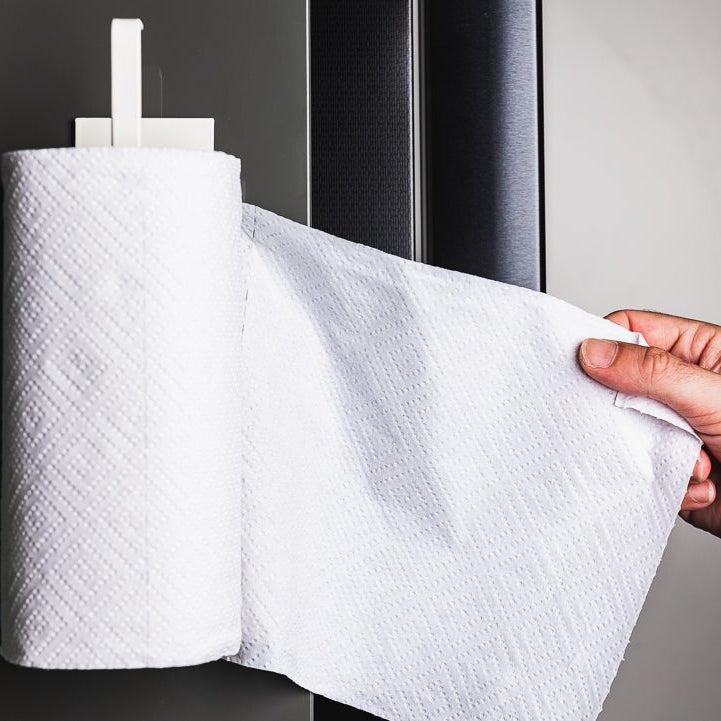 Praktischer Papierhandtuchspender für eine aufgeräumte Küche