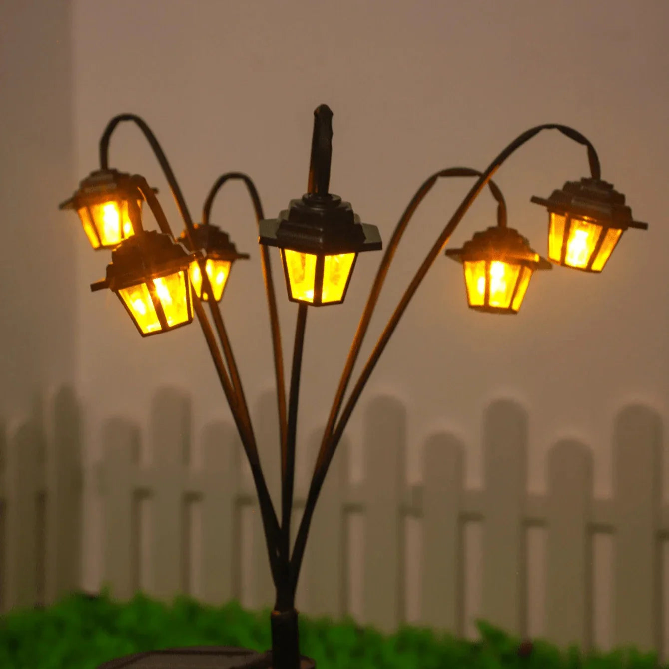 Klassische Solarlaterne für den Garten mit 6 LED-Leuchten