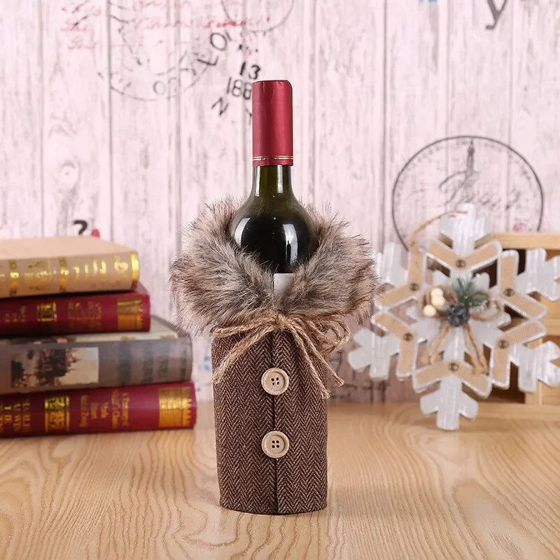 Weihnachtsflaschenhülle mit Fellkragen – festliche Weindekoration, Gnome