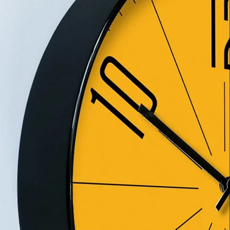 Stilvolle Wanduhr in Orange – Leiser Quartzmechanismus mit Großziffern