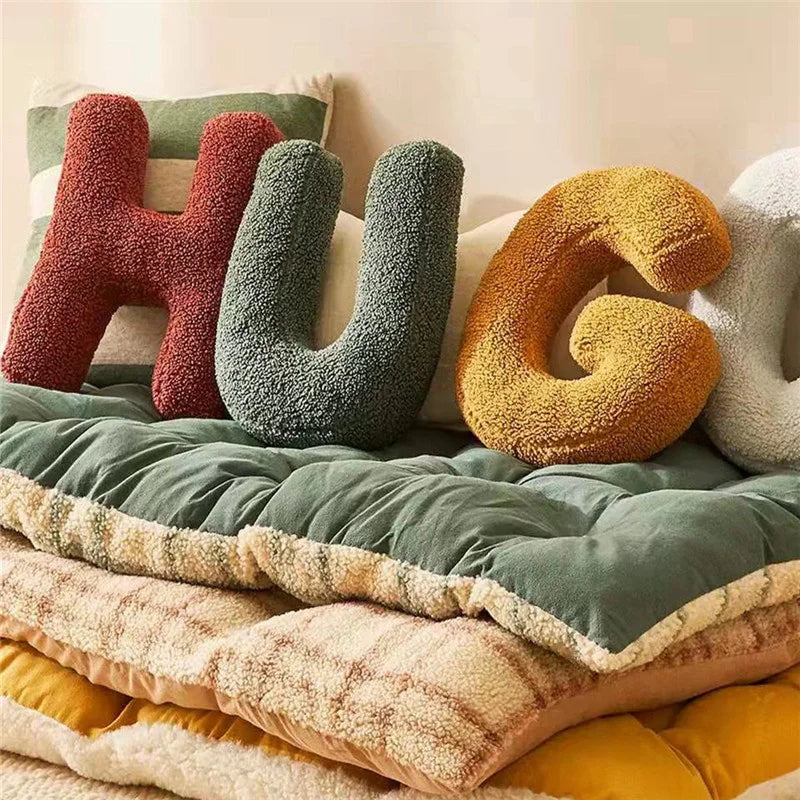 Elegantes Samt-Decor-Kissen mit Buchstaben – A bis Z erhältlich