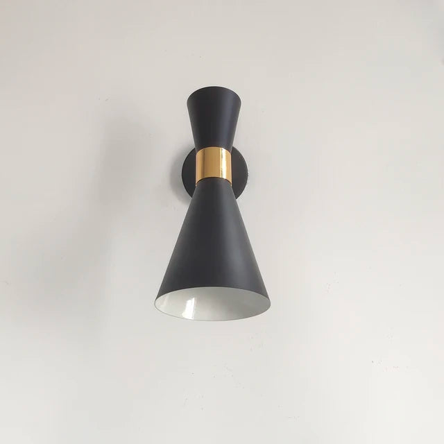 Elegante Wandlampe mit Verstellbarem Metallschirm – LED Licht für Ihr Zuhause