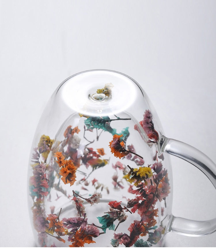 Eleganter Isolierglasbecher mit Trockenblumen-Dekor