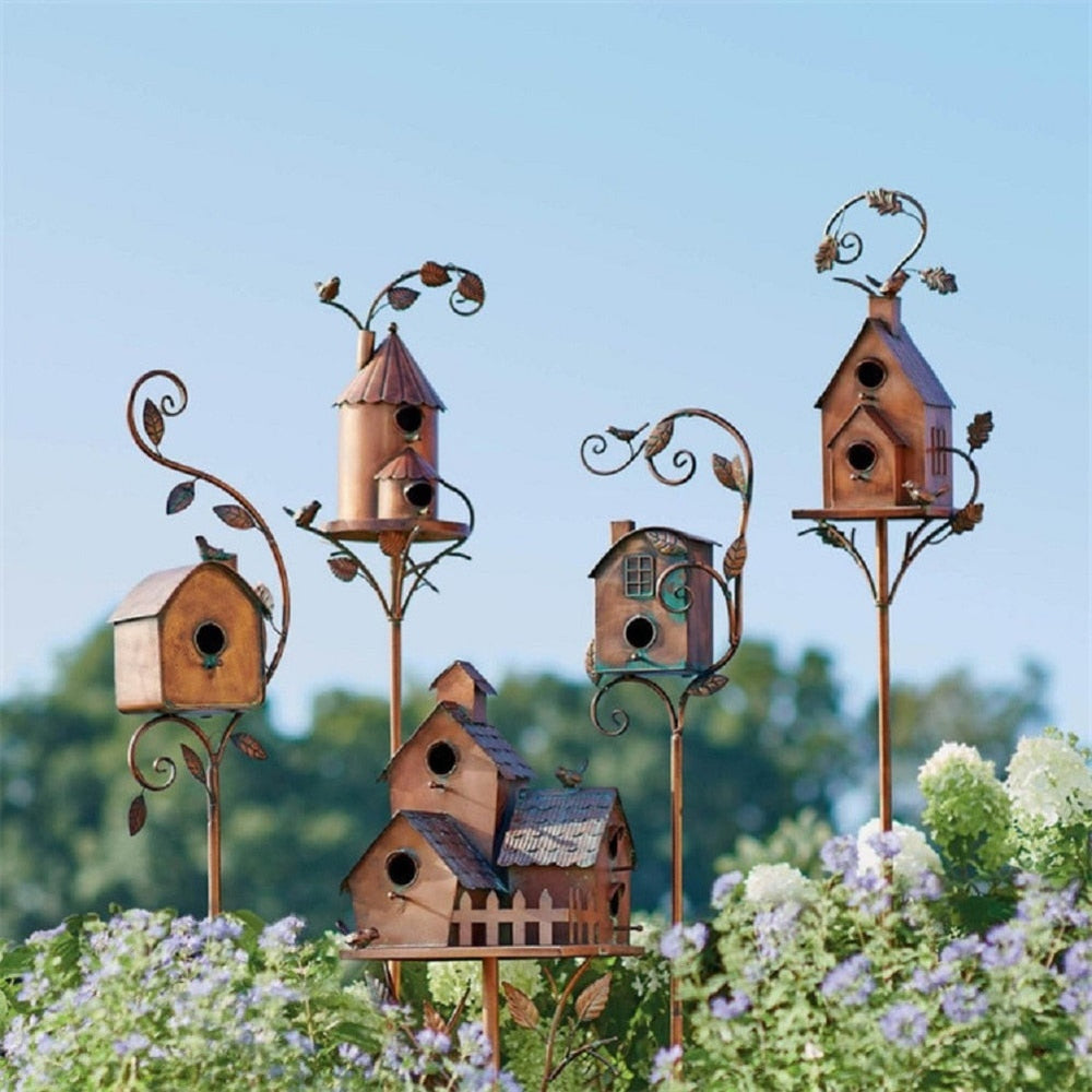 Zierliche Vogelhaus Gartenstecker – Rustikaler Charme