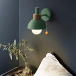 Verspielte Wandlampe in Pastellfarben – Holzfuß & Eisenlampenschirm
