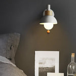 Verspielte Wandlampe in Pastellfarben – Holzfuß & Eisenlampenschirm