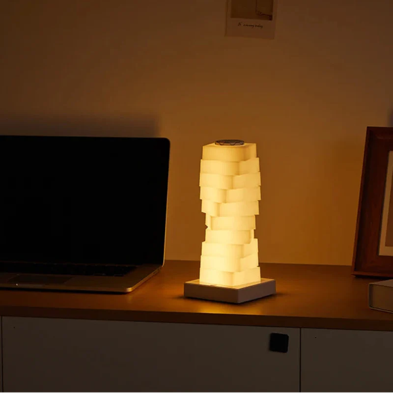Moderne Touch-Stehlampe mit RGB-Farben für stimmungsvolles Licht
