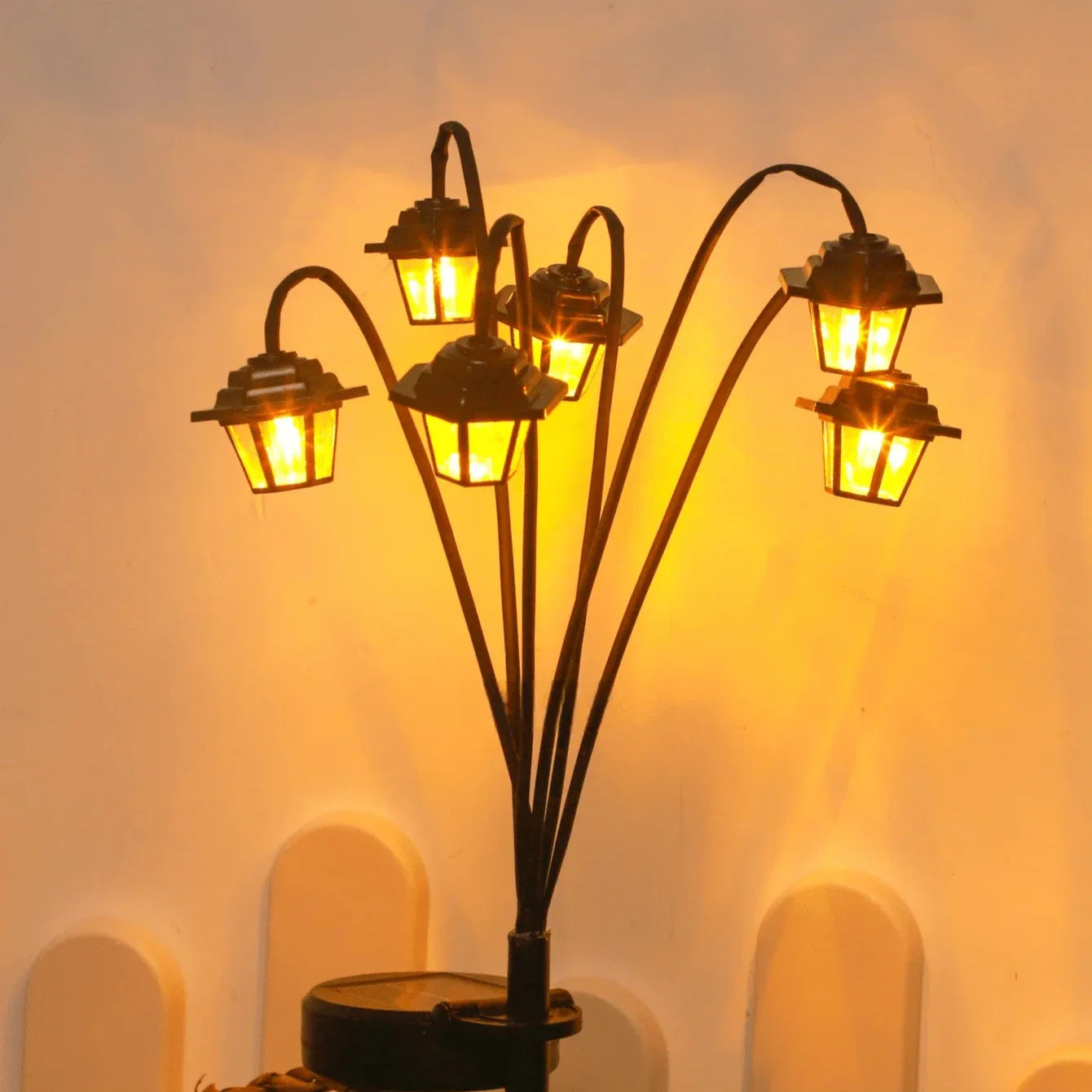 Klassische Solarlaterne für den Garten mit 6 LED-Leuchten