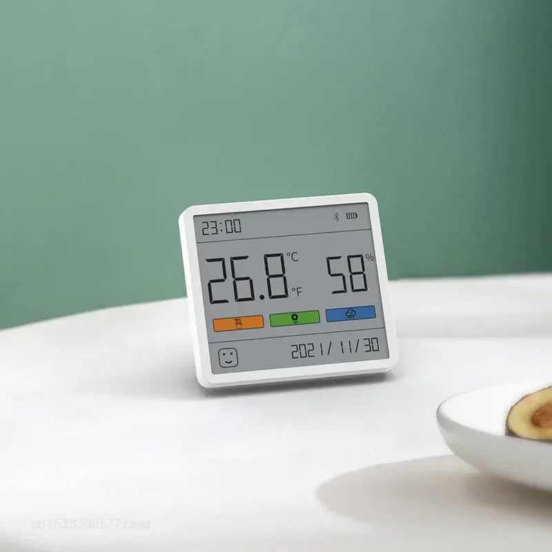 Multifunctional indoor climate station with clock and thermometer