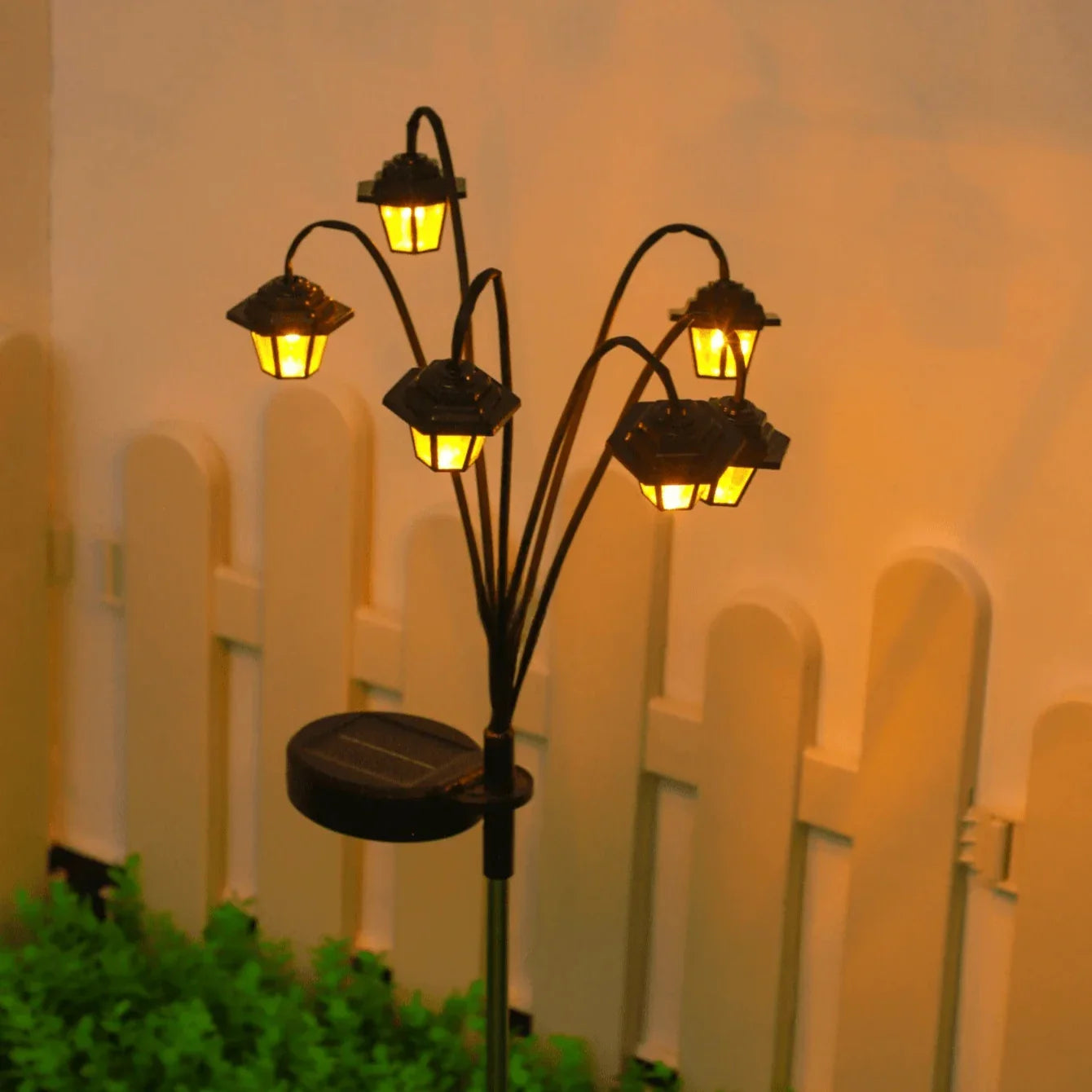 Klassische Solarlaterne für den Garten mit 6 LED-Leuchten