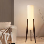 Elegante Stehlampe mit Walnussfuß und dimmbaren LEDs