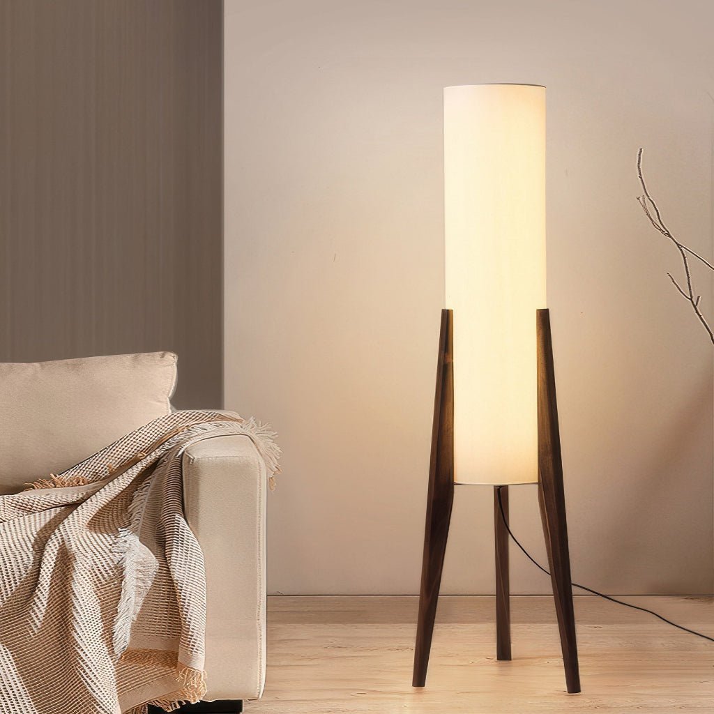 Elegante Stehlampe mit Walnussfuß und dimmbaren LEDs