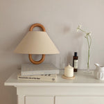Elegante Wandlampe aus Massivholz mit plissiertem Schirm – Halbkreis 1-Lampe