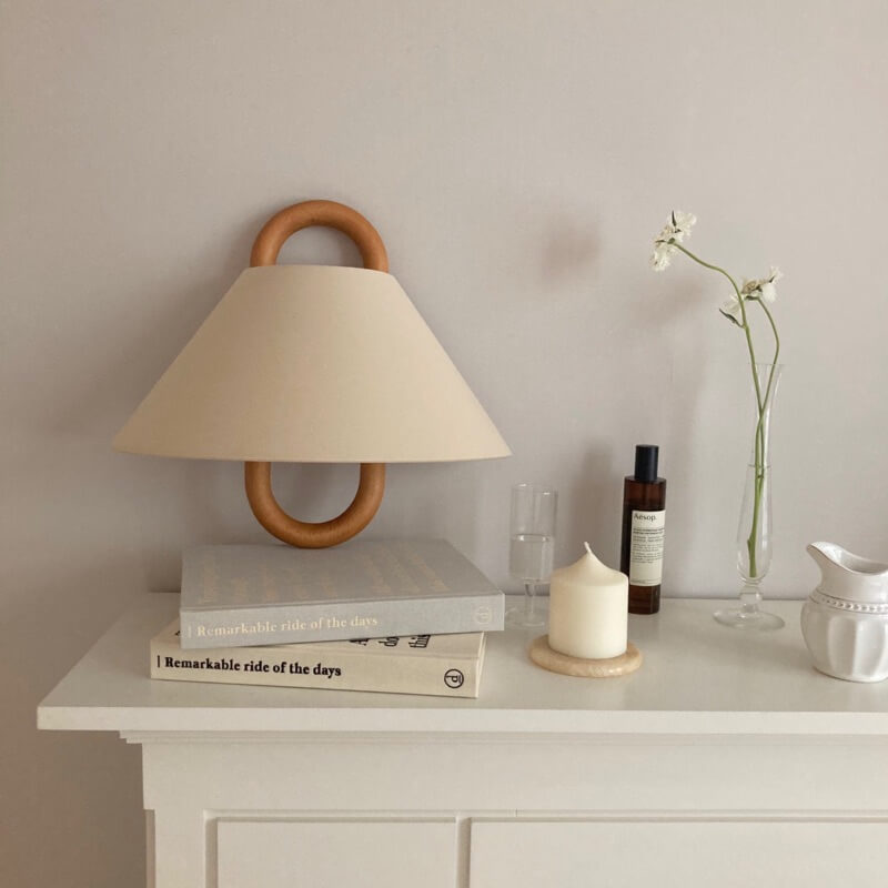 Elegante Wandlampe aus Massivholz mit plissiertem Schirm – Halbkreis 1-Lampe