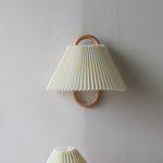 Elegante Wandlampe aus Massivholz mit plissiertem Schirm – Halbkreis 1-Lampe