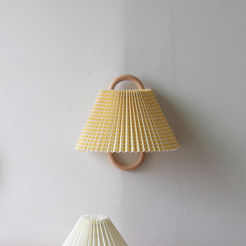 Elegante Wandlampe aus Massivholz mit plissiertem Schirm – Halbkreis 1-Lampe
