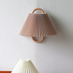 Elegante Wandlampe aus Massivholz mit plissiertem Schirm – Halbkreis 1-Lampe
