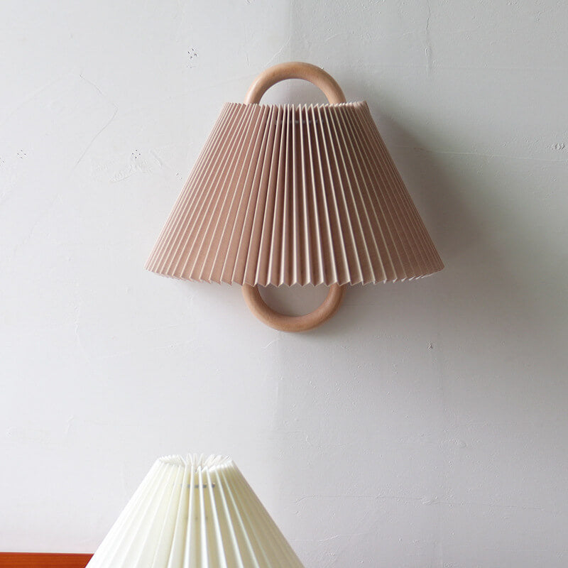 Elegante Wandlampe aus Massivholz mit plissiertem Schirm – Halbkreis 1-Lampe