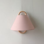 Elegante Wandlampe aus Massivholz mit plissiertem Schirm – Halbkreis 1-Lampe