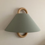 Elegante Wandlampe aus Massivholz mit plissiertem Schirm – Halbkreis 1-Lampe