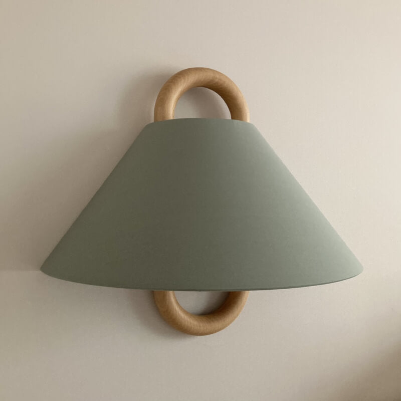 Elegante Wandlampe aus Massivholz mit plissiertem Schirm – Halbkreis 1-Lampe