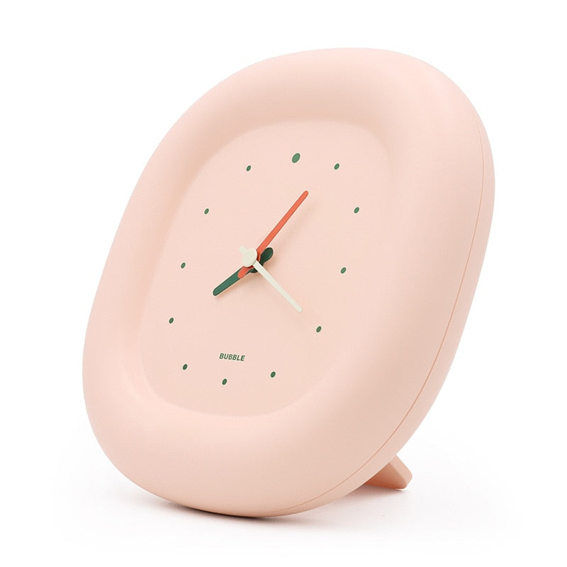 Minimalistische Wanduhr mit modernem Design