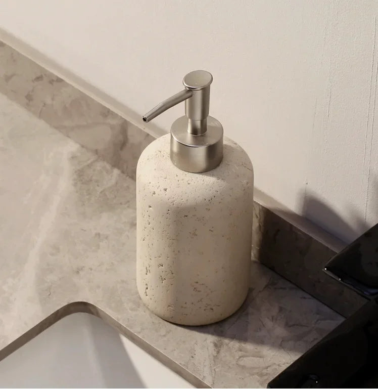 Luxuriöses Badset aus Voltyx-Kalkstein