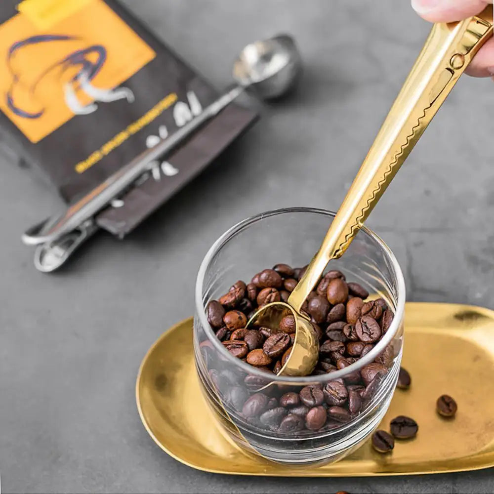 Coffee scoop with clip