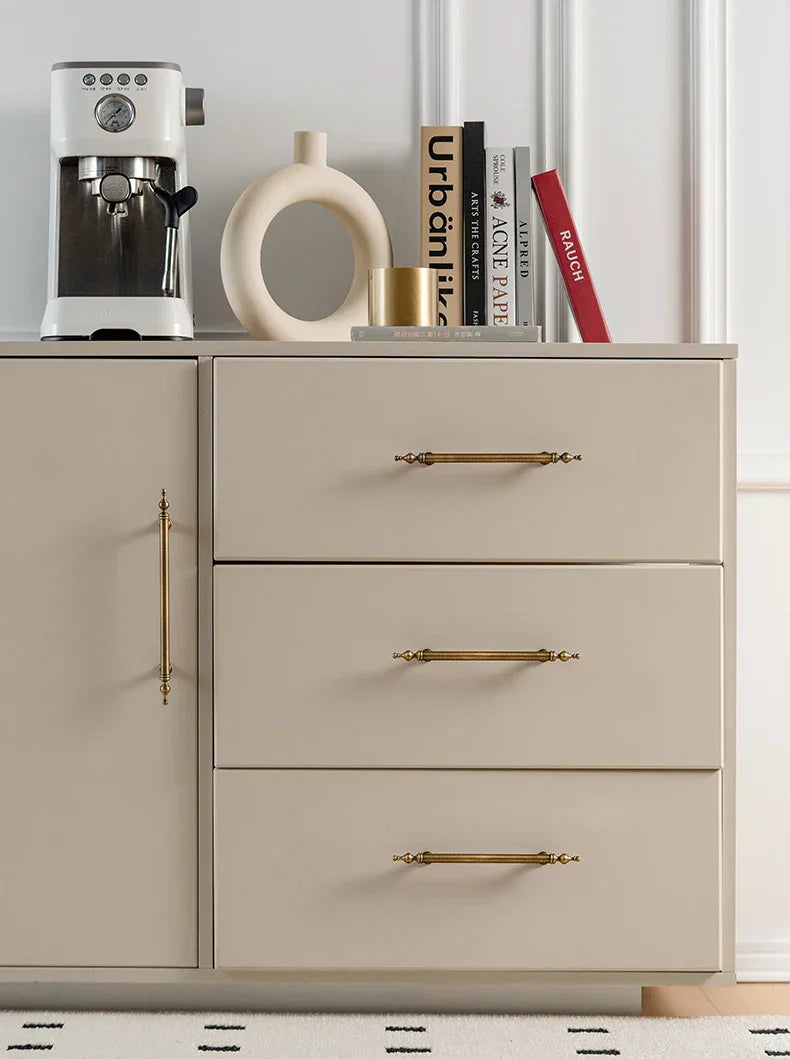 Eleganter T-Bar Möbelgriff aus massivem Messing im Antiklook