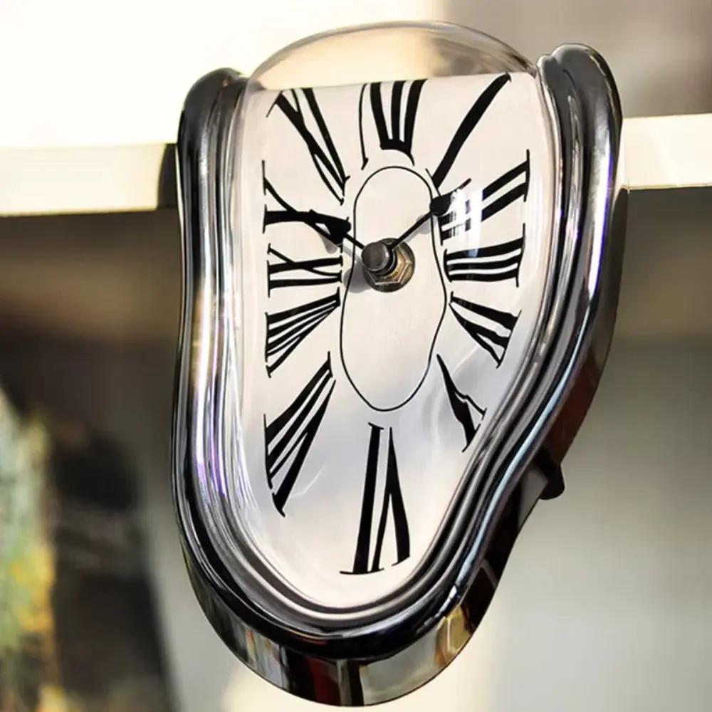 Schmelzende Retro-Uhr – Ein Hauch von surrealistischer Kunst